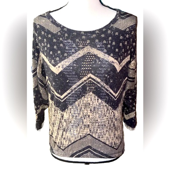 Daytrip Womens Medium 3/4 Length Sleeve Jeweled Elastic Waist Bell Sleeves Top - Picture 1 of 5